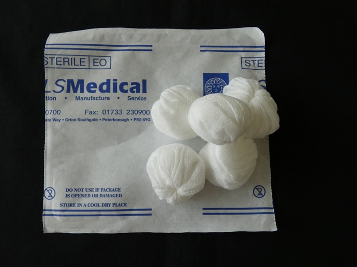 NON-WOVEN BALLS MEDIUM x 5 STERILE